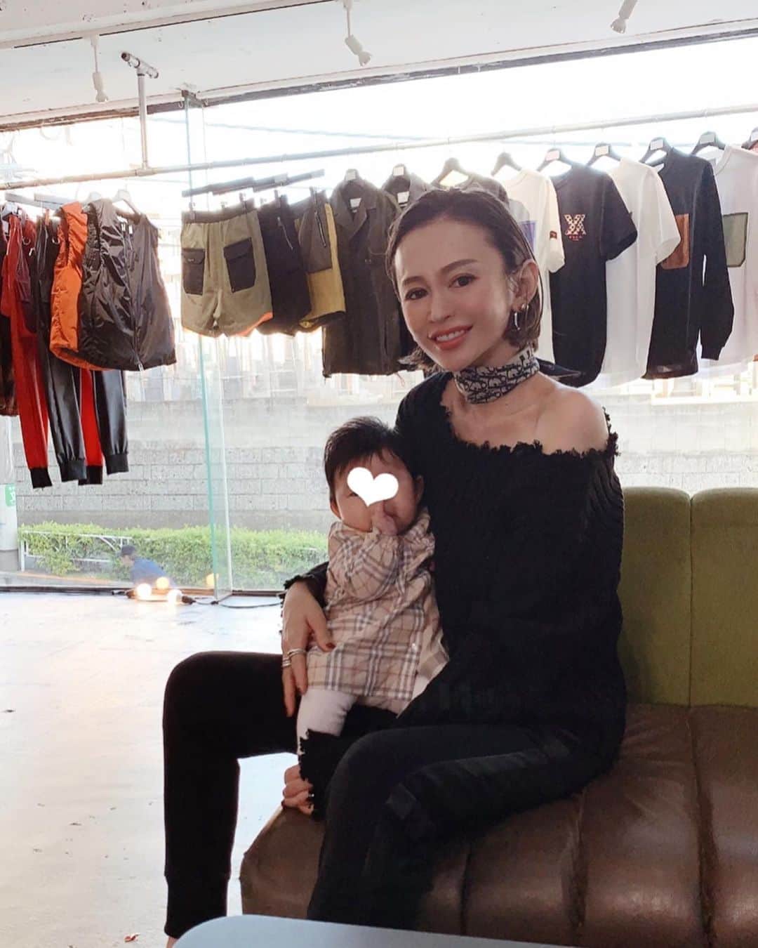 asami0510のインスタグラム：「blackな日❤︎ 最近ベビたんは手をひたすらちゅぱちゅぱしております🐥 #fashion #weekend #styling #ママコーデ　#生後3ヶ月」