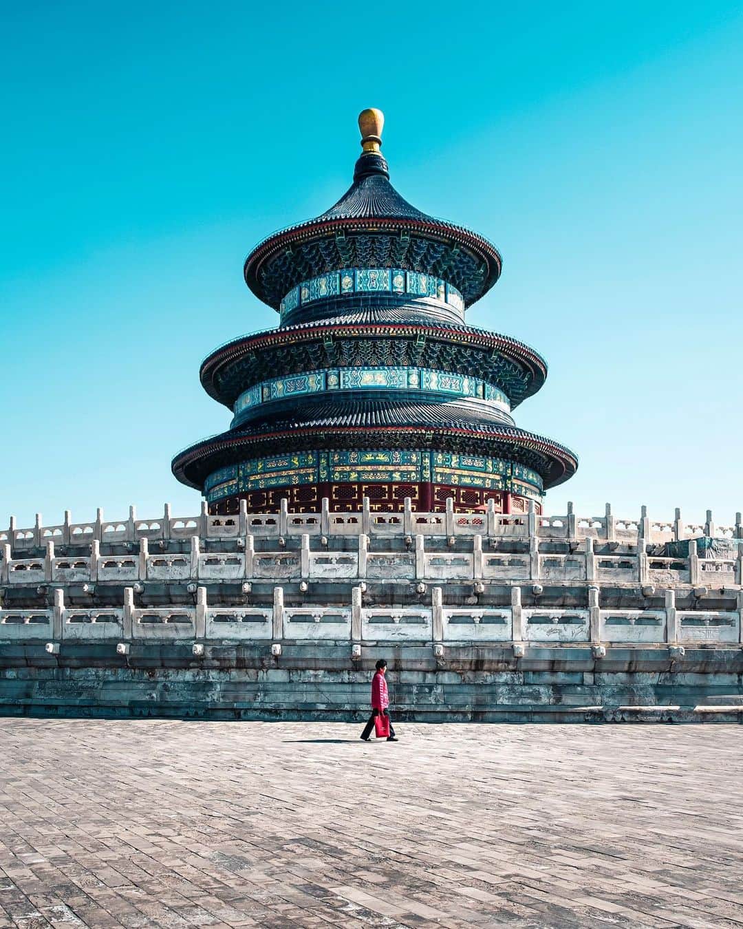 Nicanor Garcíaのインスタグラム：「Multiple hats | Múltiples sombreros #nicanorgarcia #travelarchitectures The Temple of Heaven was built in 1420 in Beijing and has been a UNESCO World Heritage Site since 1998. Out of all its pavilions, my favorite is the Hall of the Prayer for the Good Harvest in this series.」