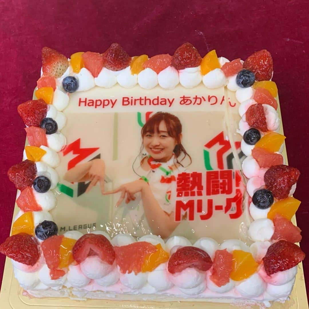 須田亜香里さんのインスタグラム写真 - (須田亜香里Instagram)「熱闘mリーグケーキ！ 嬉しかったなぁ。 観覧のファンの皆もこの日はケーキとともに撮影OKにさせてもらったから、この日いた方のデータフォルダには私がいる🙊 毎週日曜22:00〜六本木テレ朝でやってるから観覧、気軽においでね。 麻雀を好きになったり興味をもつキッカケもタイミングもなんでもいいんやで😇 でももうすぐ寒くなるから、来てくれる時はお気をつけて＊ #熱闘mリーグ #mリーグ #麻雀 #誕生日祝い」11月2日 21時46分 - akarisuda