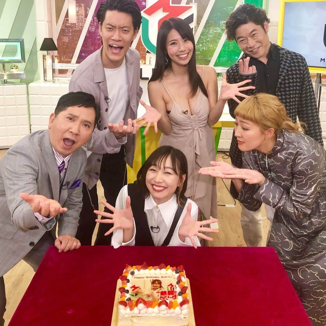 須田亜香里さんのインスタグラム写真 - (須田亜香里Instagram)「熱闘mリーグケーキ！ 嬉しかったなぁ。 観覧のファンの皆もこの日はケーキとともに撮影OKにさせてもらったから、この日いた方のデータフォルダには私がいる🙊 毎週日曜22:00〜六本木テレ朝でやってるから観覧、気軽においでね。 麻雀を好きになったり興味をもつキッカケもタイミングもなんでもいいんやで😇 でももうすぐ寒くなるから、来てくれる時はお気をつけて＊ #熱闘mリーグ #mリーグ #麻雀 #誕生日祝い」11月2日 21時46分 - akarisuda