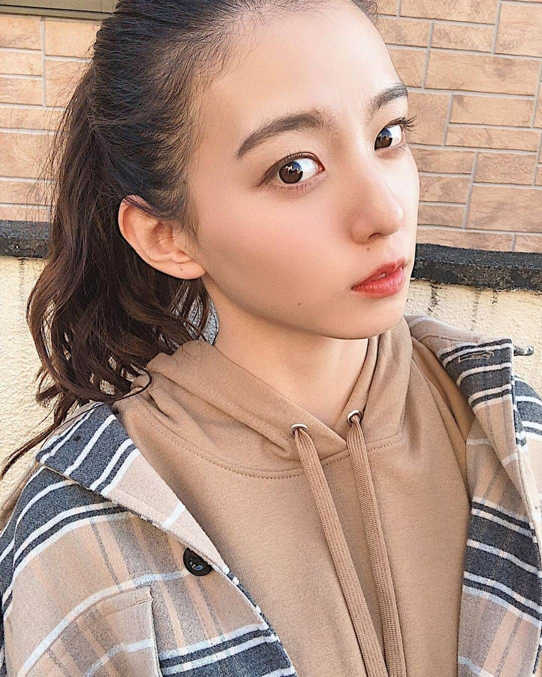 宮原華音さんのインスタグラム写真 - (宮原華音Instagram)「ブラウンは何となく避けてたから チャレンジ私服😳💓💭 どうなのかな？ たまにはいいかなーと笑 アウター:GU パーカー:H&M パンツ:moussy 靴:コンバース  #かのんのしふく #ブラウンコーデ #gu #moussy #フレアパンツ #ootd #リブパンツ #コンバース #converse #ワントーンコーデ #プチプラコーデ」11月2日 21時47分 - miyahara_kanon