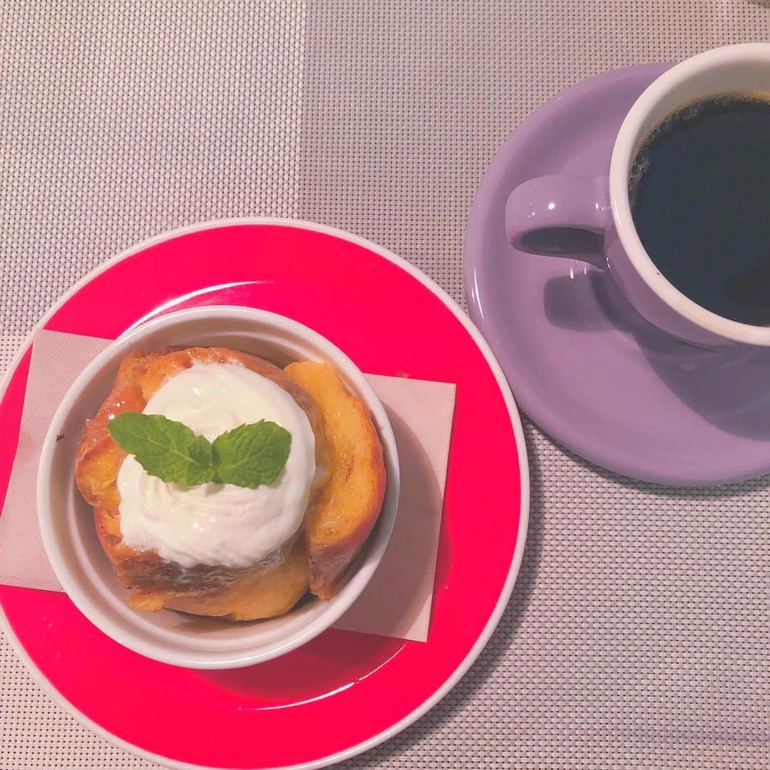 上野優華さんのインスタグラム写真 - (上野優華Instagram)「カラフルな食器ってほんとに可愛いし、食べ物がすごく輝いて見えるよね🥰  食器可愛くしたら料理上達するかなー？笑  珍しくブラック。 甘いものの時はブラックがいいね☕️ #下北 #下北沢 #下北沢カフェ #カフェ #Cafe #カフェ巡り #カフェスタグラム #カフェ好き #Cafe好き #コーヒー #珈琲 #コーヒー好き #ブラック #食器 #可愛い #カラフルなお皿 #ティーカップ #スイーツ #sweets #フレンチトースト #dessert #甘いもの #甘党 #甘いもの好き」11月2日 21時49分 - yuukaueno0205