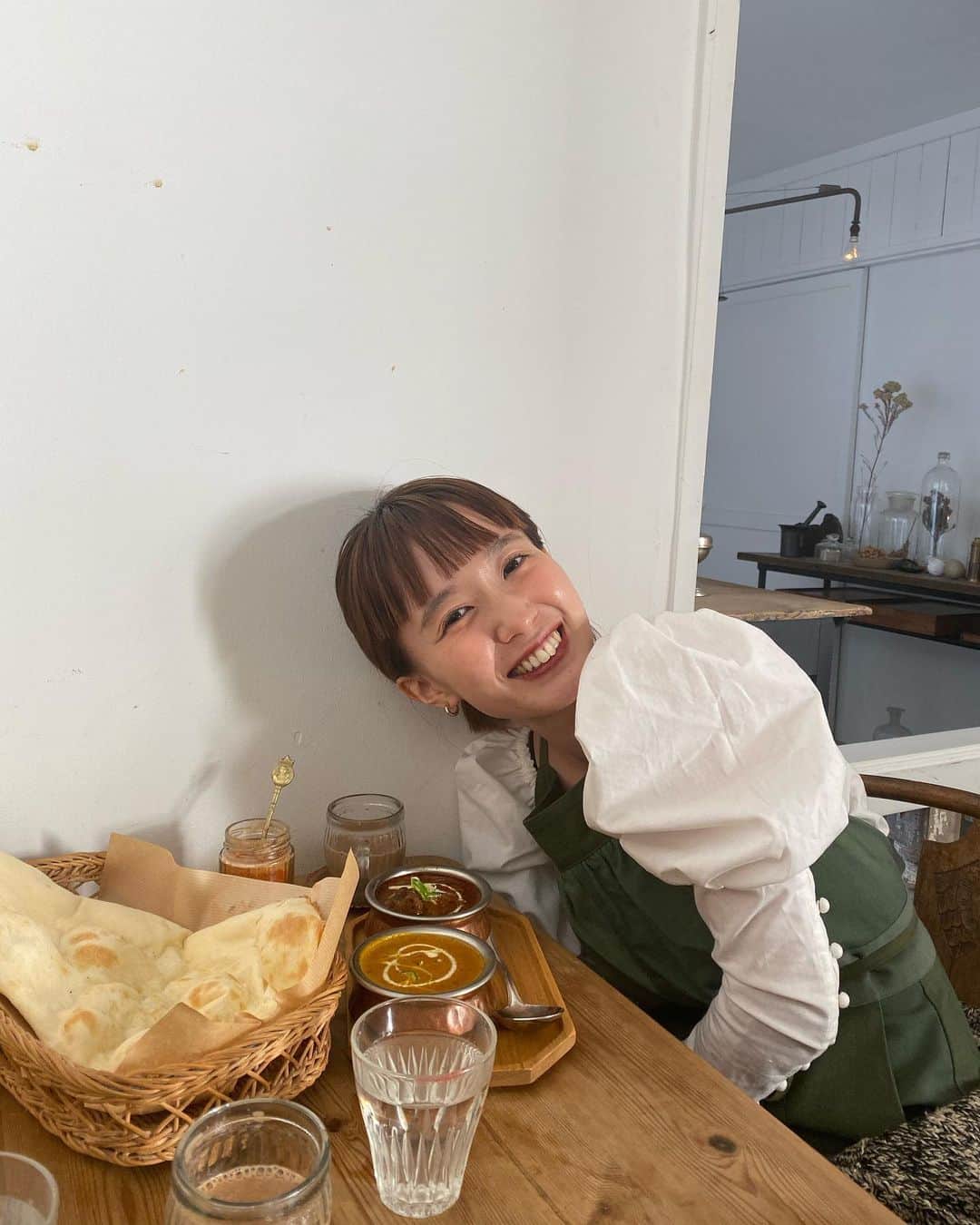 柴田紗希さんのインスタグラム写真 - (柴田紗希Instagram)「軽井沢の行きたかったお店へ♡ 嬉しかった可愛かった めちゃめちゃに美味しかったー！！！ カレーナン🍛 味はマトンとシーフード。 #軽井沢　#sajilo #しば旅」11月2日 21時50分 - shibasaaki