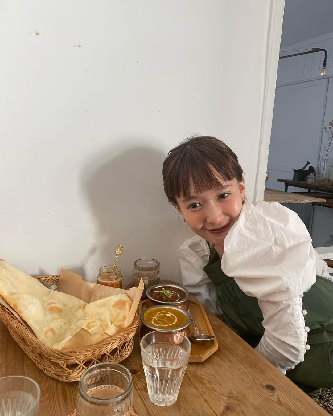 柴田紗希さんのインスタグラム写真 - (柴田紗希Instagram)「軽井沢の行きたかったお店へ♡ 嬉しかった可愛かった めちゃめちゃに美味しかったー！！！ カレーナン🍛 味はマトンとシーフード。 #軽井沢　#sajilo #しば旅」11月2日 21時50分 - shibasaaki