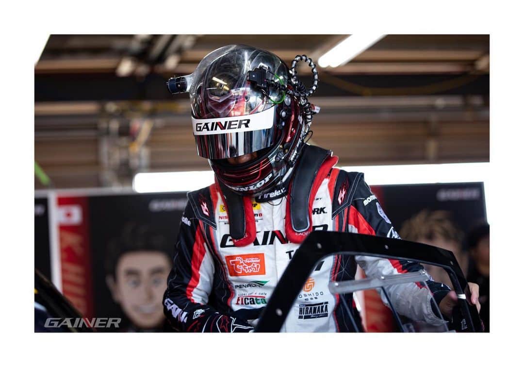 のインスタグラム：「. SUPER GT最終戦ツインリンクもてぎ . . 予選は僅差の4位。明日の決勝も攻めていきます。 . . 応援宜しくお願いします！！ . . .  #gainer #tanax #gtr #supergt #koshidoracing #ficata #でちゃう #アリア #制動屋 #bigdaddygraphics #gt300」