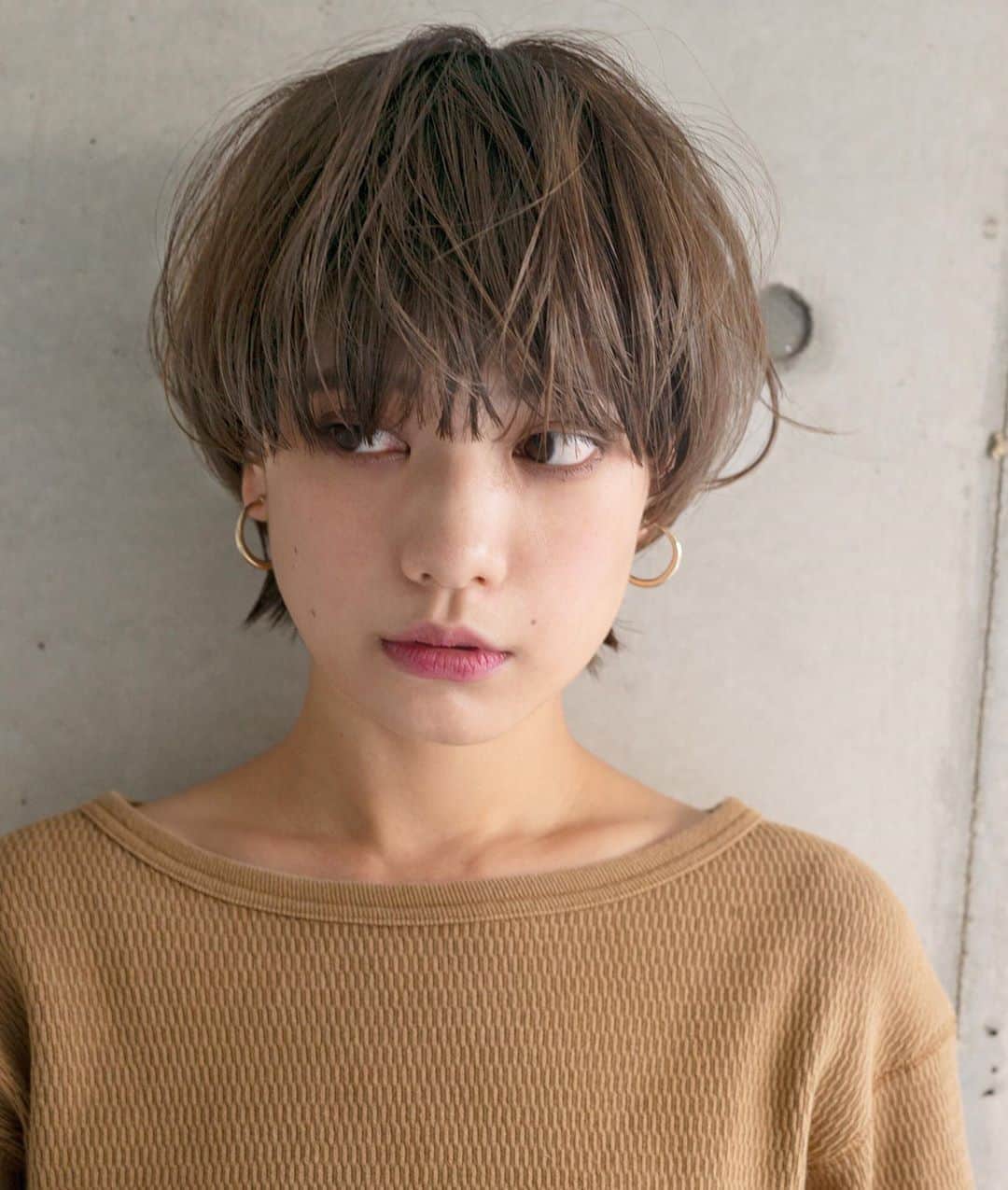 石川瑠利子のインスタグラム：「. . こないだ動画で投稿したんだけど マッシュウルフに。 久しぶりに髪型を変えられて気分一新！嬉しい🥳✨✨ . . hair&photo @norimasasawa . . #shorthair #fashion #hairstyles」