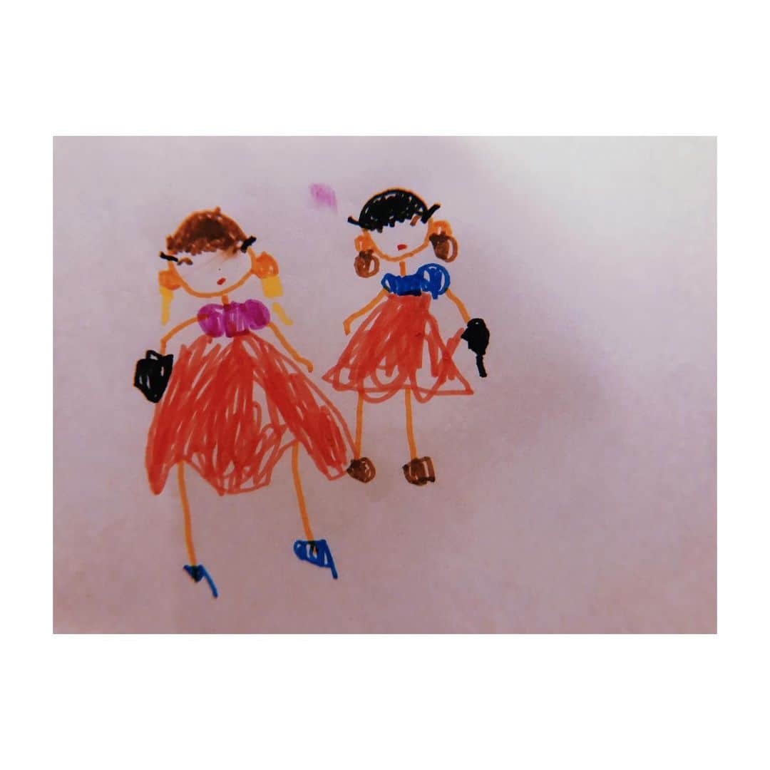佐藤佳菜子さんのインスタグラム写真 - (佐藤佳菜子Instagram)「姪が描いた　左 @micadellavalle  と、右わたし。  ミカのピンヒールは けっこうアバンギャルドだし、  わたしは ド派手でファンシーな服に拳銃らしきもの。  物騒だわ。」11月2日 22時01分 - kanakosato1019