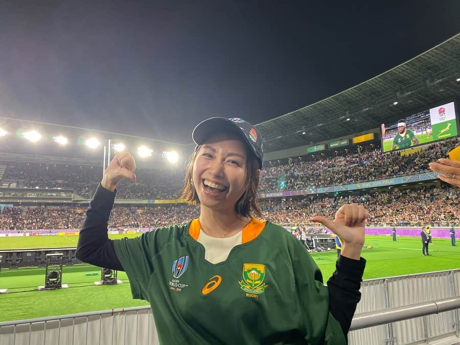 寺田有希さんのインスタグラム写真 - (寺田有希Instagram)「南アフリカ🇿🇦 優勝おめでとううううわああああ🤩✨ ・ ・ 日本は優勝国と戦ったんだ！ 「しょうがない」とは言いたくないけど、日本はめちゃくちゃ強かったってことだ😳✨！！！ ・ ・ 実は現地観戦でした！🤤✨ しかもヤバすぎる良席！ 開幕前からこのチケットを持っていたわけだけど… ・ ・ 夢のようでした 最高以外の何者でもない ・ ・ 素晴らしい夢をありがとう🤩✨✨ まずは余韻に浸ります！ ・ ・ #rwc2019 #rugbyworldcup  #southafrica #優勝 #おめでとう #イングランド #お疲れ様でした #現地観戦 #最高  #寺田有希 #teradayuki」11月2日 21時56分 - terada_yuki