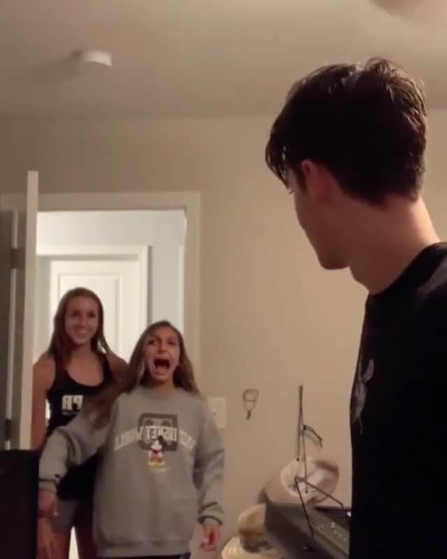 The Best From Vineのインスタグラム：「Siblings are the best! “EWW” 📹 @dandemilo . Follow @bestofbviral for the best viral videos! . . #siblinglove #growingupwithsiblings #siblings #sisters #influencers #growingupwithsisters #embarrassing #embarrassed #funny #caught #lol #bviral」