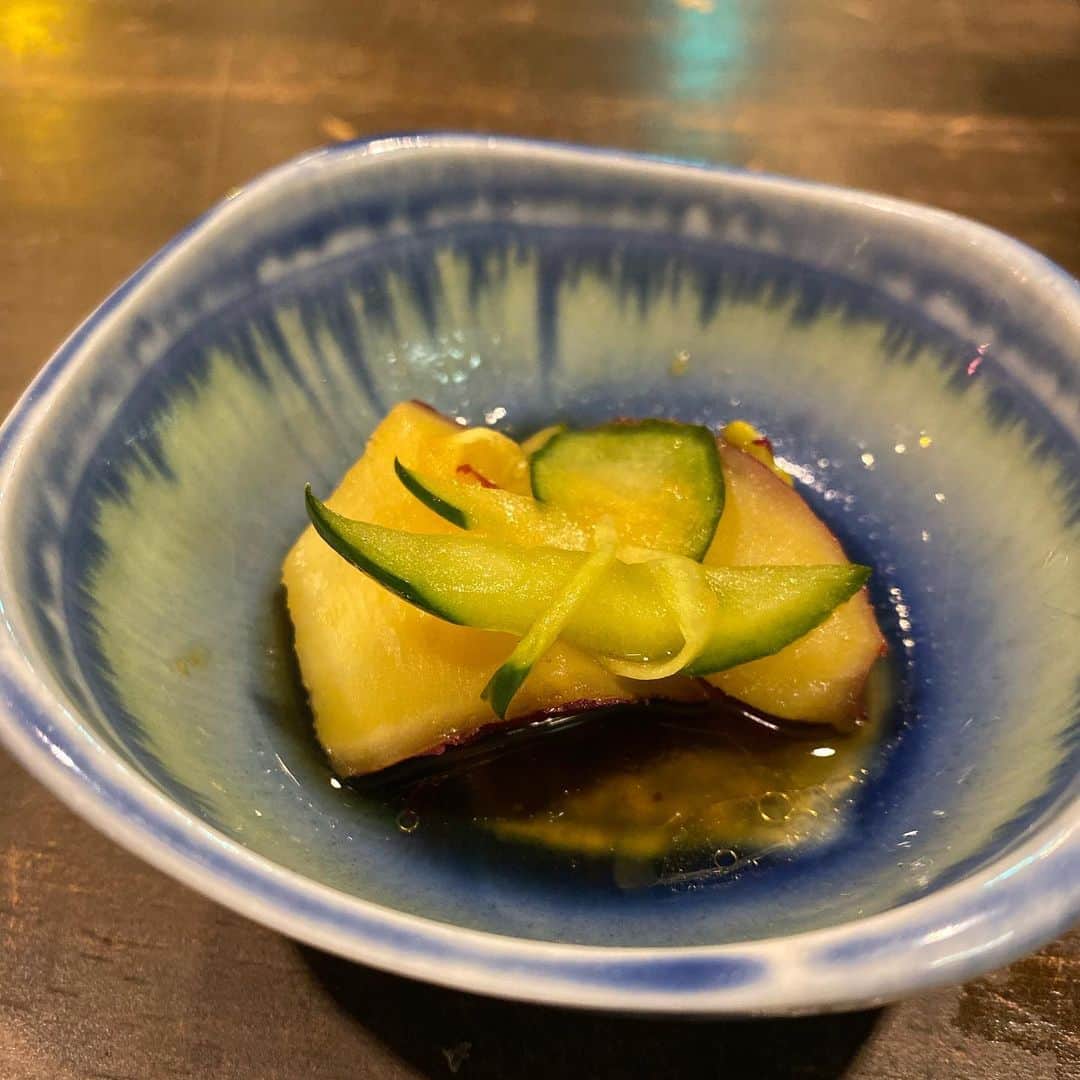 天満バル SANJIのインスタグラム：「#🍠﻿ #お通し (♡)﻿ #さつまいも と #きゅうり の #和え物﻿ アルバイトに大好評でした٩(ˊωˋ*)و ೨*˚﻿ ﻿ ≣≣≣≣≣✿≣≣≣≣≣≣≣≣≣≣≣≣≣≣≣≣≣≣≣≣﻿ #た藁や #た藁や天満 #藁焼き﻿ #カツオ #ウツボ #牛タン #🍆﻿ #炉端焼き #ホッケ #イワシ ﻿ #天満 #天満飲み歩き #天満はしご﻿ #はしご酒 #天満はしご酒 ﻿ #ハッピーアワー」
