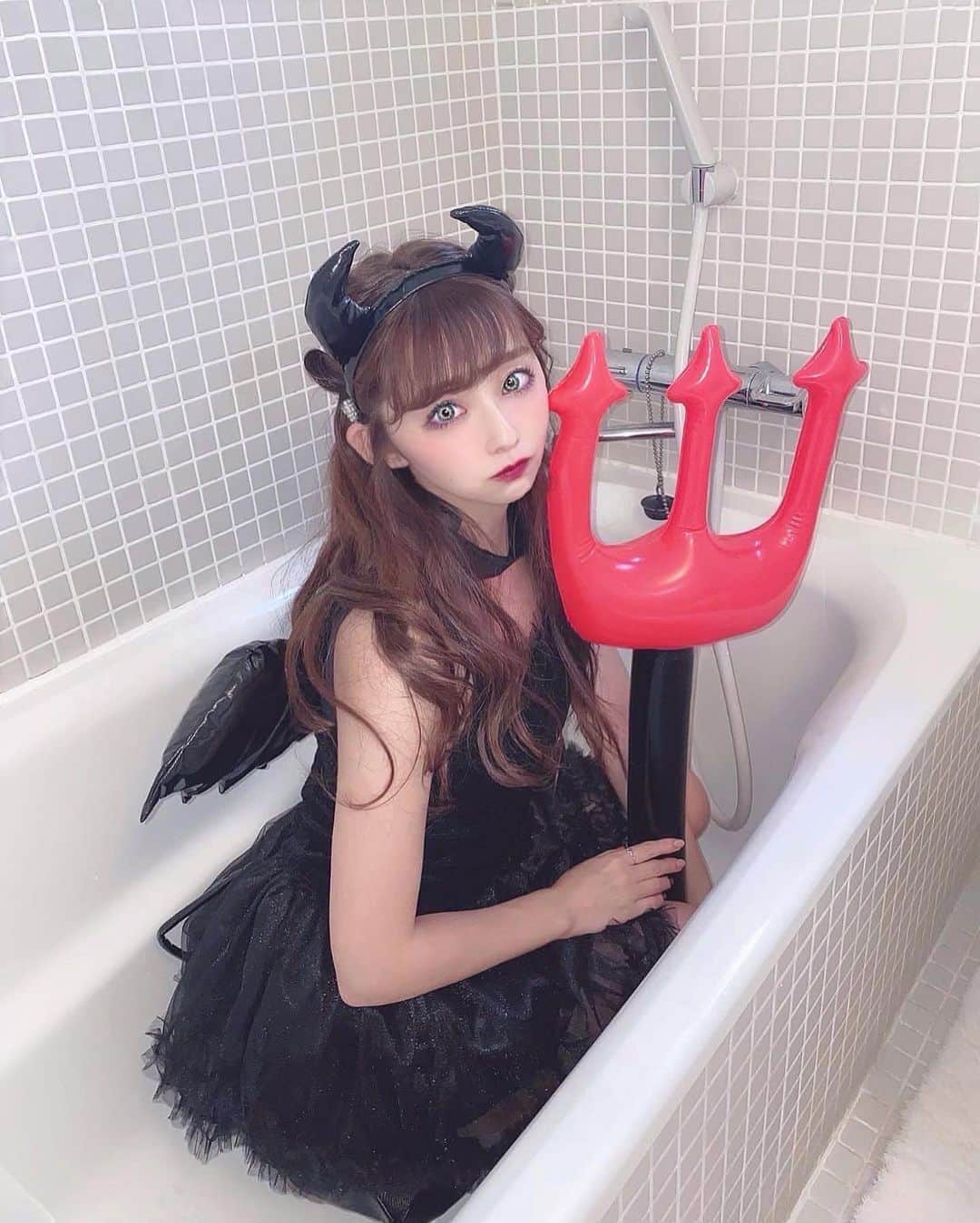 のインスタグラム：「❤︎ 皆のハロウィン投稿見てたら ハロウィン恋しくなってきた🎃 . Dハロのアナ用に買った 緑コンタクト1ヶ月用だから ハロウィン広告撮影の時も 使ったヨ✌️( ◠‿◠ )✌️ . 発色ほんとよくて マレフィセントもいけそう 笑 . この時に用意されてた 衣装が少しももクロちゃんの さらばの衣装みたいで テンション上がった✌️( ◠‿◠ ) . ここは撮影スタジオ💗💗 . . #ハロウィン#小悪魔#仮装#撮影#カラコン#コスプレ#悪魔#マレフィセント#スタジオ撮影#スタジオ#お風呂#さらば愛しき悲しみたちよ#ももクロ#モノノフ#ももいろクローバーZ#helloween#momoclo#momoirocloverz#devil」