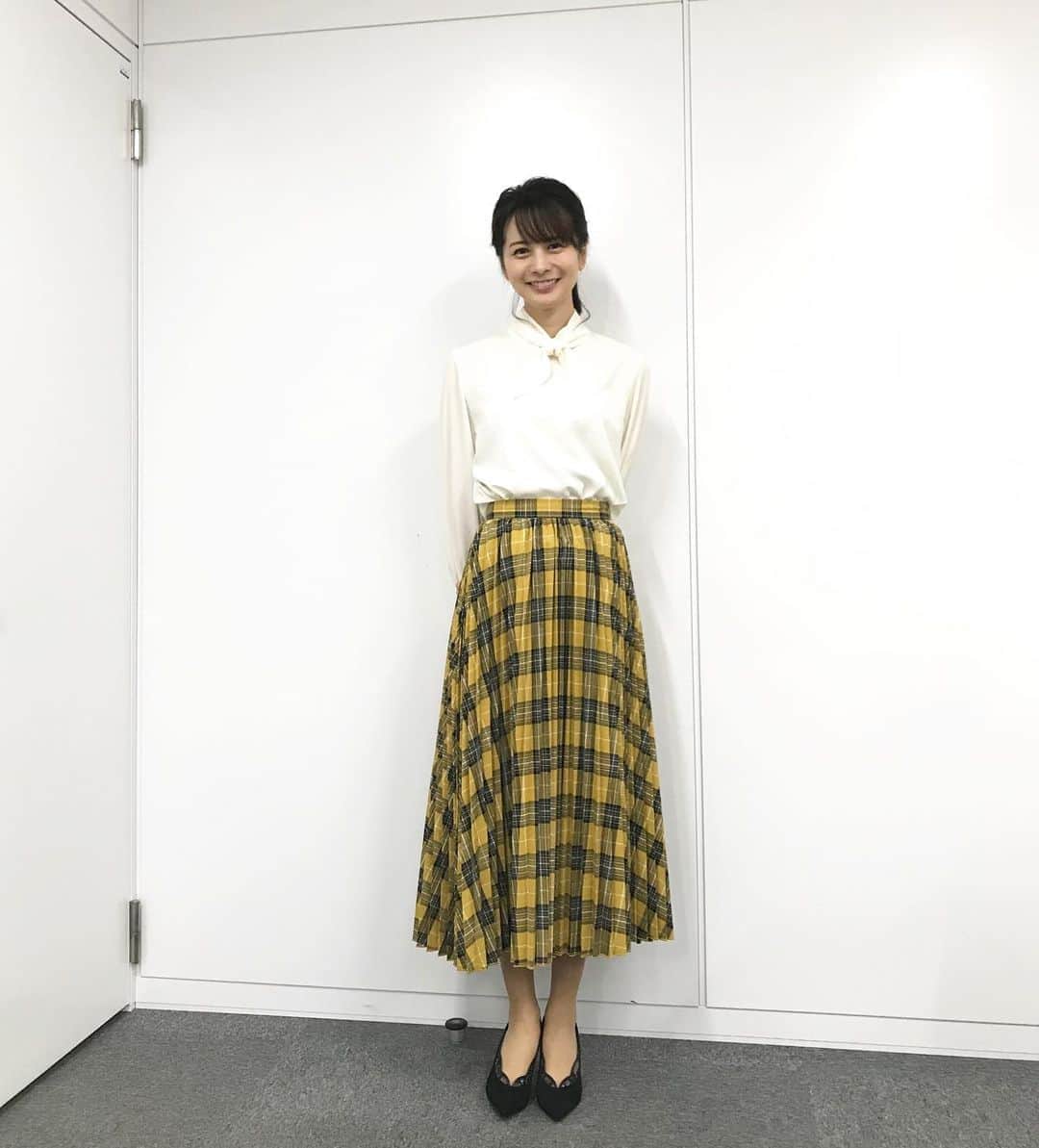 高見侑里さんのインスタグラム写真 - (高見侑里Instagram)「◡̈♥︎ 今日のBS11の衣装は トップス＆スカート…#AGbyaquagirl ピアス…#STELLARHOLLYWOOD パンプス…#DIANA ピアスがハートでした♡」11月2日 22時18分 - yuri_takami_official