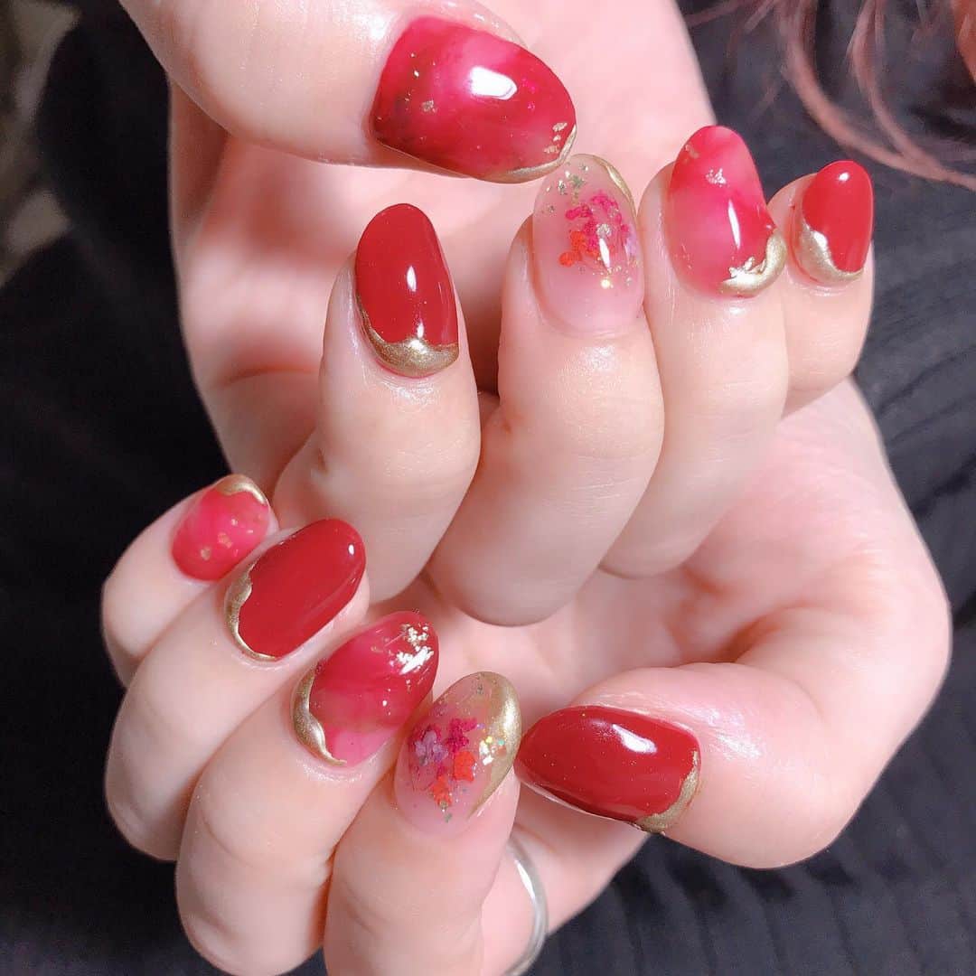なかやまちえこのインスタグラム：「RED×GOLD #nail #nails #nailart #ネイル #美甲 #ネイルアート  #clou #nagel #ongle #ongles #unghia #japanesenailart #manucure #네일 #젤네일 #네일아트 #네일리스트 #japanesenails #manicurist #gelnails #أظافر #rednails @pregelofficial ⠀」