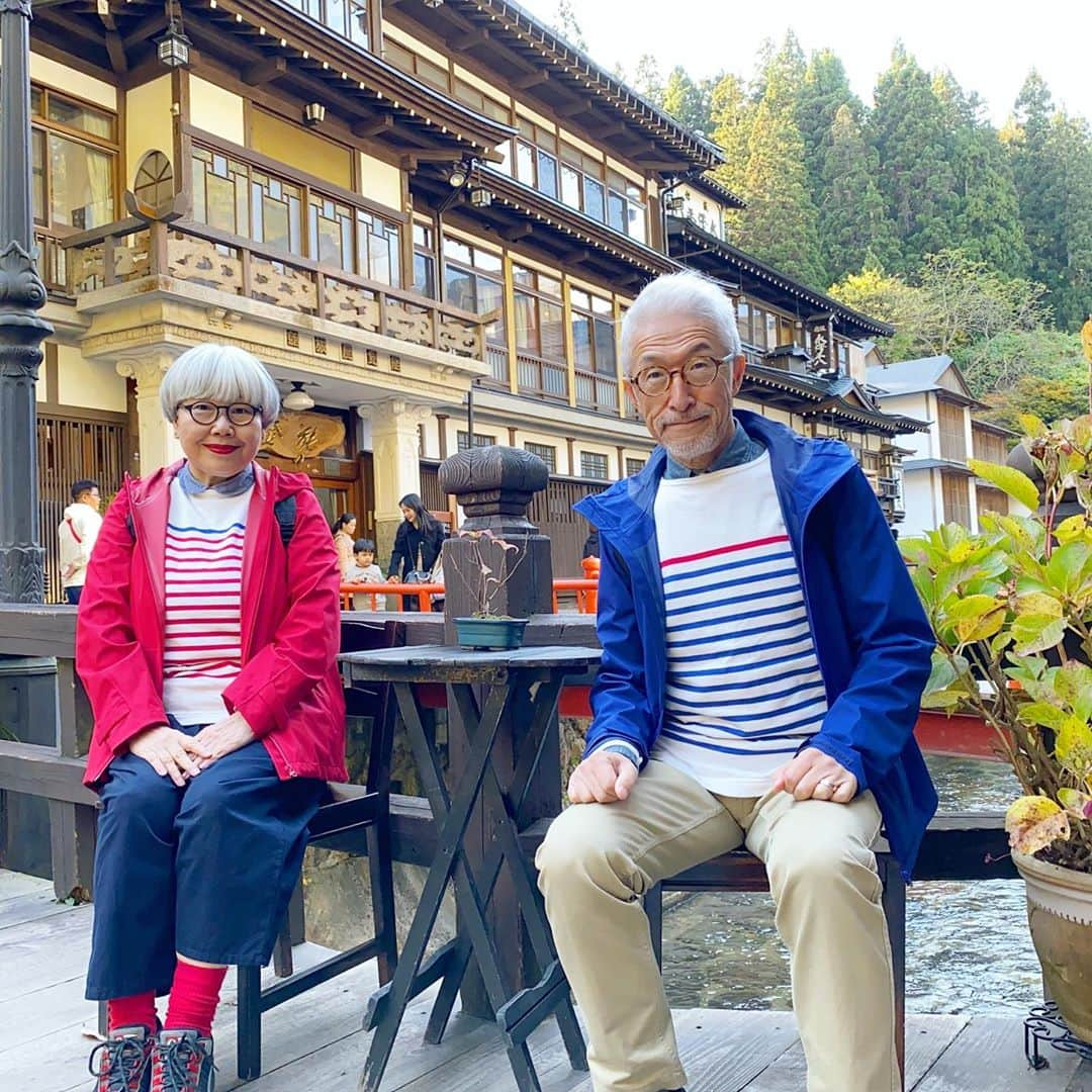 bon ponさんのインスタグラム写真 - (bon ponInstagram)「紅葉を求めて、山形県尾花沢市の銀山温泉へ行って来ました🍁♨️ 銀山川の両側に、木造三層・四層の旅館が軒を連ねる温泉街は、えもいわれぬ風情があります。 今日は温泉に入らなかったので、いつかゆっくり泊まってみたいです。 名物の『はいからさんのカリーパン』を食べて、白銀の滝を眺めながら散策しました😊😊 ・ ・ #銀山温泉 #山形県尾花沢市 #夫婦 #60代 #ファッション #コーディネート #リンクコーデ #夫婦コーデ #グレイヘア #白髪 #共白髪 #couple #over60 #fashion #coordinate #instafashion #instagramjapan #greyhair #bonpon511」11月2日 22時35分 - bonpon511