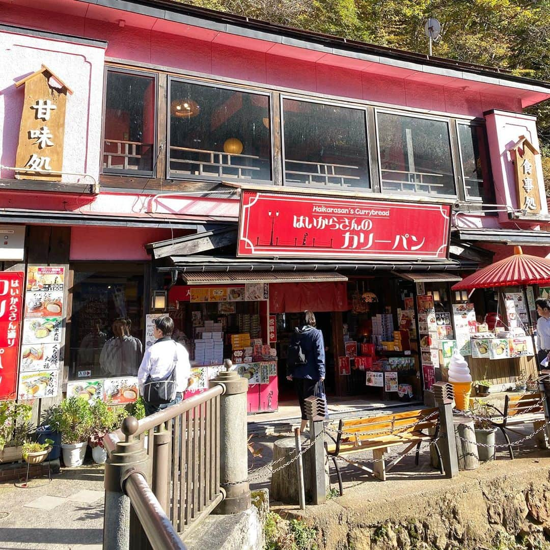 bon ponさんのインスタグラム写真 - (bon ponInstagram)「紅葉を求めて、山形県尾花沢市の銀山温泉へ行って来ました🍁♨️ 銀山川の両側に、木造三層・四層の旅館が軒を連ねる温泉街は、えもいわれぬ風情があります。 今日は温泉に入らなかったので、いつかゆっくり泊まってみたいです。 名物の『はいからさんのカリーパン』を食べて、白銀の滝を眺めながら散策しました😊😊 ・ ・ #銀山温泉 #山形県尾花沢市 #夫婦 #60代 #ファッション #コーディネート #リンクコーデ #夫婦コーデ #グレイヘア #白髪 #共白髪 #couple #over60 #fashion #coordinate #instafashion #instagramjapan #greyhair #bonpon511」11月2日 22時35分 - bonpon511