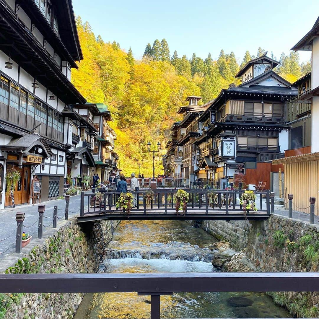 bon ponさんのインスタグラム写真 - (bon ponInstagram)「紅葉を求めて、山形県尾花沢市の銀山温泉へ行って来ました🍁♨️ 銀山川の両側に、木造三層・四層の旅館が軒を連ねる温泉街は、えもいわれぬ風情があります。 今日は温泉に入らなかったので、いつかゆっくり泊まってみたいです。 名物の『はいからさんのカリーパン』を食べて、白銀の滝を眺めながら散策しました😊😊 ・ ・ #銀山温泉 #山形県尾花沢市 #夫婦 #60代 #ファッション #コーディネート #リンクコーデ #夫婦コーデ #グレイヘア #白髪 #共白髪 #couple #over60 #fashion #coordinate #instafashion #instagramjapan #greyhair #bonpon511」11月2日 22時35分 - bonpon511