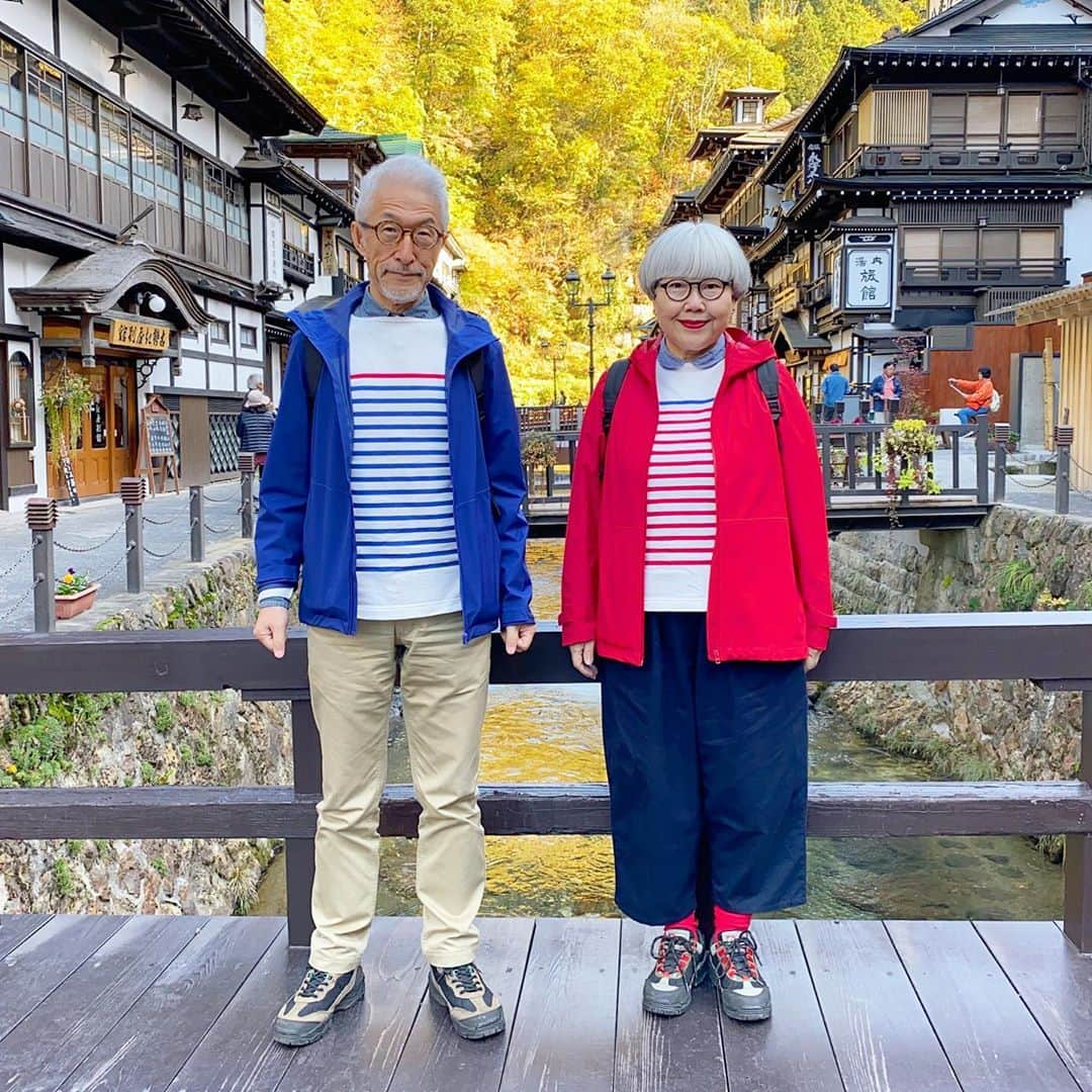 bon ponさんのインスタグラム写真 - (bon ponInstagram)「紅葉を求めて、山形県尾花沢市の銀山温泉へ行って来ました🍁♨️ 銀山川の両側に、木造三層・四層の旅館が軒を連ねる温泉街は、えもいわれぬ風情があります。 今日は温泉に入らなかったので、いつかゆっくり泊まってみたいです。 名物の『はいからさんのカリーパン』を食べて、白銀の滝を眺めながら散策しました😊😊 ・ ・ #銀山温泉 #山形県尾花沢市 #夫婦 #60代 #ファッション #コーディネート #リンクコーデ #夫婦コーデ #グレイヘア #白髪 #共白髪 #couple #over60 #fashion #coordinate #instafashion #instagramjapan #greyhair #bonpon511」11月2日 22時35分 - bonpon511