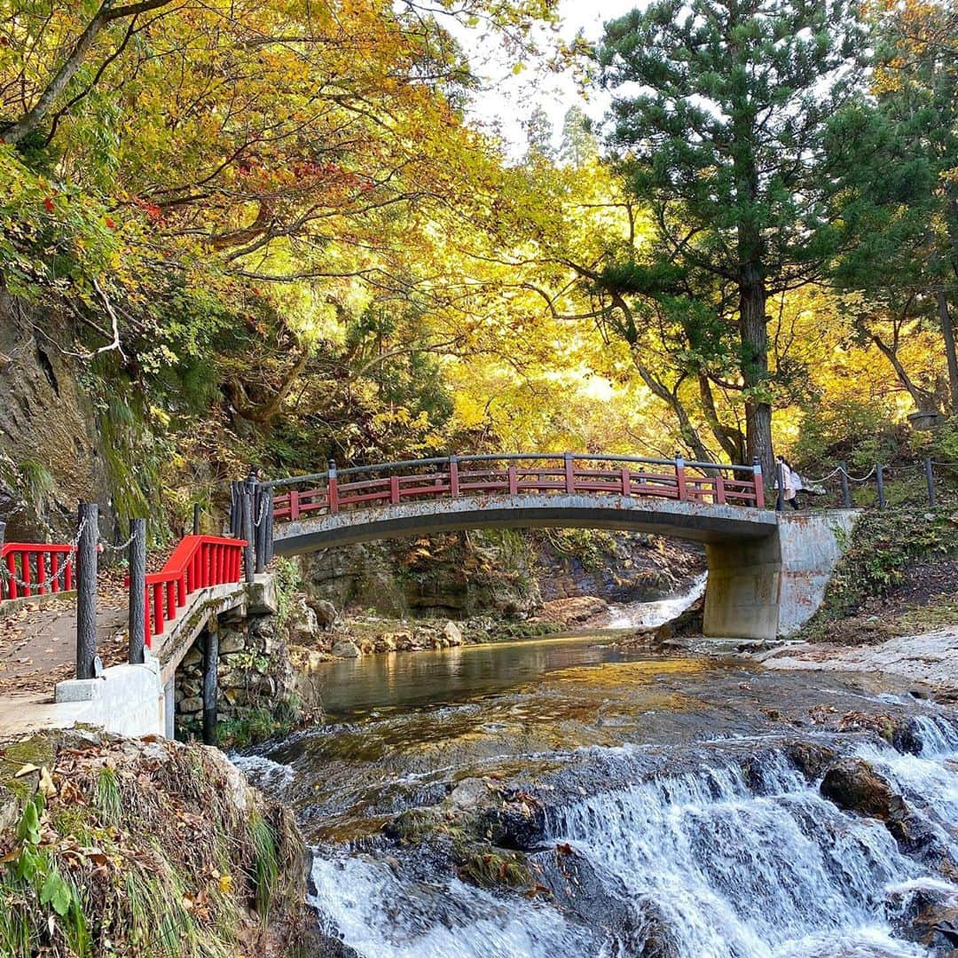 bon ponさんのインスタグラム写真 - (bon ponInstagram)「紅葉を求めて、山形県尾花沢市の銀山温泉へ行って来ました🍁♨️ 銀山川の両側に、木造三層・四層の旅館が軒を連ねる温泉街は、えもいわれぬ風情があります。 今日は温泉に入らなかったので、いつかゆっくり泊まってみたいです。 名物の『はいからさんのカリーパン』を食べて、白銀の滝を眺めながら散策しました😊😊 ・ ・ #銀山温泉 #山形県尾花沢市 #夫婦 #60代 #ファッション #コーディネート #リンクコーデ #夫婦コーデ #グレイヘア #白髪 #共白髪 #couple #over60 #fashion #coordinate #instafashion #instagramjapan #greyhair #bonpon511」11月2日 22時35分 - bonpon511