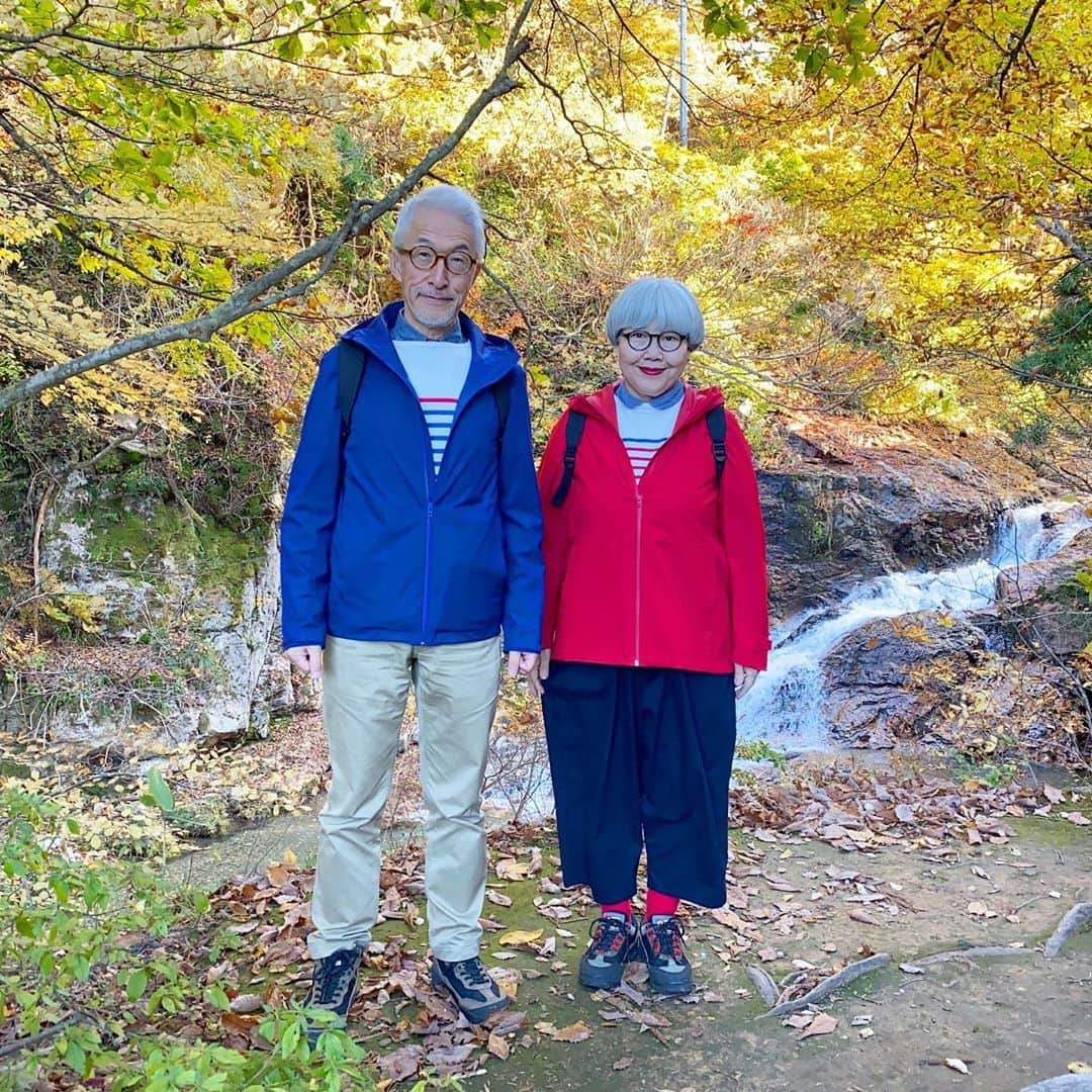 bon ponさんのインスタグラム写真 - (bon ponInstagram)「紅葉を求めて、山形県尾花沢市の銀山温泉へ行って来ました🍁♨️ 銀山川の両側に、木造三層・四層の旅館が軒を連ねる温泉街は、えもいわれぬ風情があります。 今日は温泉に入らなかったので、いつかゆっくり泊まってみたいです。 名物の『はいからさんのカリーパン』を食べて、白銀の滝を眺めながら散策しました😊😊 ・ ・ #銀山温泉 #山形県尾花沢市 #夫婦 #60代 #ファッション #コーディネート #リンクコーデ #夫婦コーデ #グレイヘア #白髪 #共白髪 #couple #over60 #fashion #coordinate #instafashion #instagramjapan #greyhair #bonpon511」11月2日 22時35分 - bonpon511