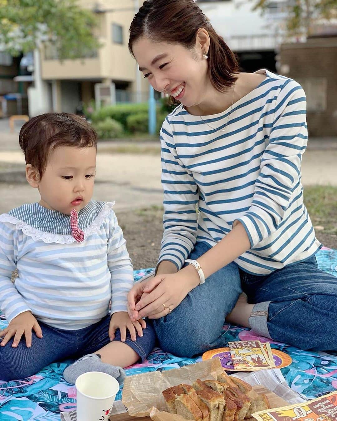 菅野広恵さんのインスタグラム写真 - (菅野広恵Instagram)「＊＊＊ \子供と思いっきり向き合える時間/ ピクニックは、ママも子もストレスフリーで本当にいい事だらけだな☺️と最近つくづく思います😆‼︎ ・ 子供は思いっきり遊べるのでマックスに疲れるけど、大人はゆっくりのんびりしてるだけだけど、子供と沢山向き合える時間が作れる🥰 ・ なんだか平和で幸せな瞬間だなと思いました^_^💓 ・ 最近ひーくんとの向き合い方についてよく考えます。 ・ 向き合えば向き合うだけそれはひーくんにも伝わり、お話もより分かるようになってくれる。 →それはきっとひーくんも心が満たされるとなんだろうなと思いました。 ・ ブログもこんな話の続きを更新したのでよかったら見てみてください☺️ ・ ・ #1歳11カ月 #1歳10カ月 #赤ちゃんとの生活 #ママの悩み　#頑張るママ　#育児日記  #育児あるある  #育児疲れ  #子育て日記  #子育て中　#ママリ #ママトコ #mamagirl #キラポス通信  #男の子ママ #関西ライフ #ピクニック　#子連れでお出かけ #ママの思い　#親子リンクコーデ#親子コーデ　#ボーダーコーデ  #UNIQLOコーデ　#1歳児　#親子コーデ」11月2日 22時45分 - hiroesugano