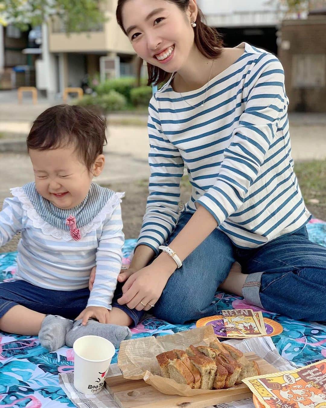 菅野広恵さんのインスタグラム写真 - (菅野広恵Instagram)「＊＊＊ \子供と思いっきり向き合える時間/ ピクニックは、ママも子もストレスフリーで本当にいい事だらけだな☺️と最近つくづく思います😆‼︎ ・ 子供は思いっきり遊べるのでマックスに疲れるけど、大人はゆっくりのんびりしてるだけだけど、子供と沢山向き合える時間が作れる🥰 ・ なんだか平和で幸せな瞬間だなと思いました^_^💓 ・ 最近ひーくんとの向き合い方についてよく考えます。 ・ 向き合えば向き合うだけそれはひーくんにも伝わり、お話もより分かるようになってくれる。 →それはきっとひーくんも心が満たされるとなんだろうなと思いました。 ・ ブログもこんな話の続きを更新したのでよかったら見てみてください☺️ ・ ・ #1歳11カ月 #1歳10カ月 #赤ちゃんとの生活 #ママの悩み　#頑張るママ　#育児日記  #育児あるある  #育児疲れ  #子育て日記  #子育て中　#ママリ #ママトコ #mamagirl #キラポス通信  #男の子ママ #関西ライフ #ピクニック　#子連れでお出かけ #ママの思い　#親子リンクコーデ#親子コーデ　#ボーダーコーデ  #UNIQLOコーデ　#1歳児　#親子コーデ」11月2日 22時45分 - hiroesugano