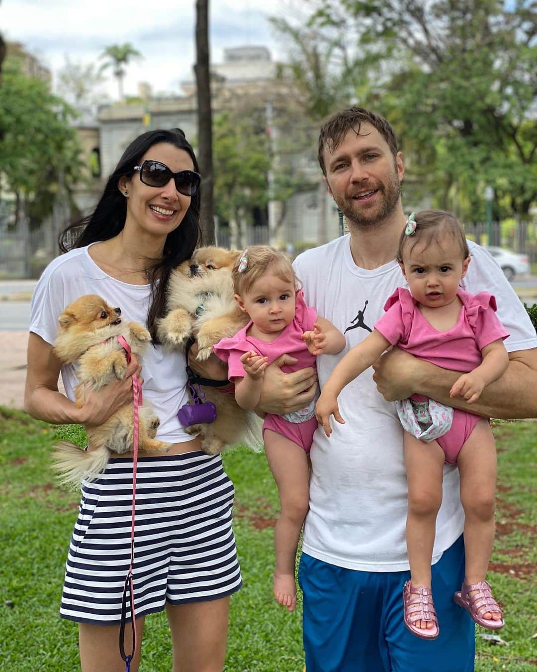 シェイラ・カストロのインスタグラム：「Family day!!! #albumdalizeninna #familiade6 #👨‍👩‍👧‍👧🐶🐶」