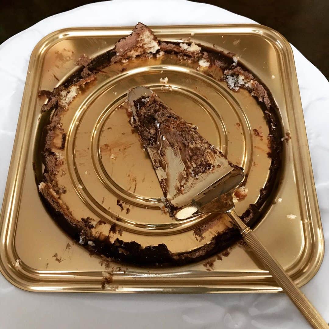 ペギのインスタグラム：「どうやら誕生日だったっぽい #実家で迎える誕生日 #チョコレートケーキ #マカロンのせ #メッセージのやつは主役が頂ける #何才になったとかそうゆうシステムではない #おいしく頂きました #まめが巨大化 #かこすたぐらむ」