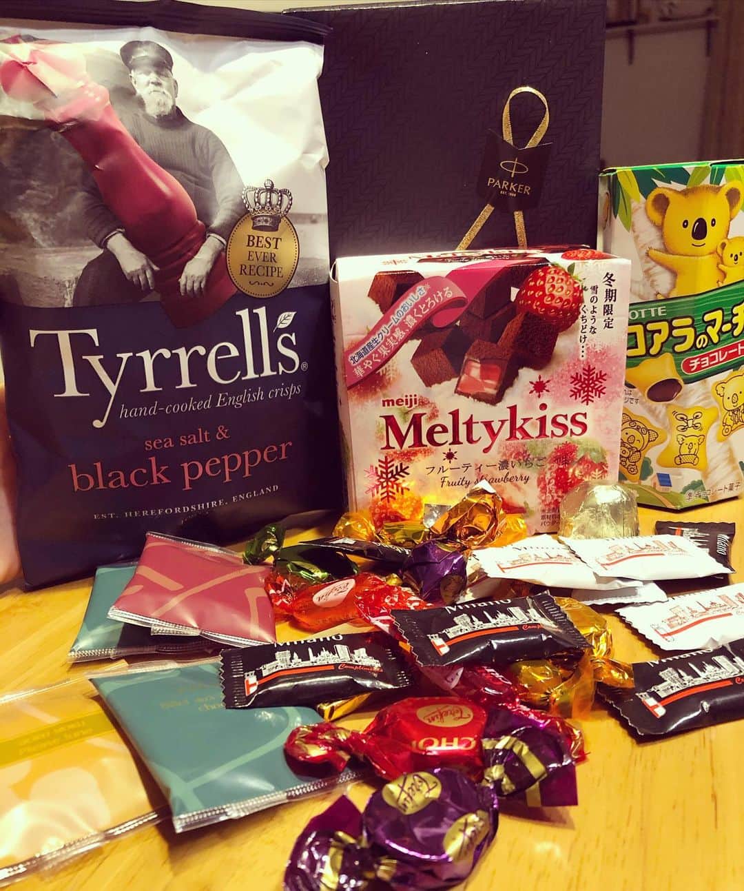 加藤響子さんのインスタグラム写真 - (加藤響子Instagram)「ハロウィン過ぎたのに、 美味しそうなお菓子たくさん貰っちゃった🎃」11月2日 23時03分 - katokyooooooooo