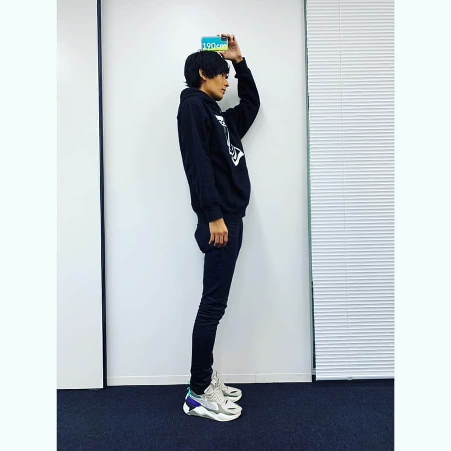 木全寛幸さんのインスタグラム写真 - (木全寛幸Instagram)「新しいiPhoneケース！！ ケースとサンドの色味がとてもとても良いっ！！！ そしてこれですれ違う街中の見ず知らずの誰かが「あの人身長大きいけど身長何センチなんだろう？」と思った時に 「あ！190cmなんだ！」 ってわかって、あの人何センチなんだろうとモヤモヤする事のない、精神衛生的にも優しい状態になりました。  #solidemo #collars  @CASETiFY @CASETiFY_jp  #CASETiFY  #StateYourCase  #ネオンサンドケース」11月2日 23時03分 - kimata_solidemo_official