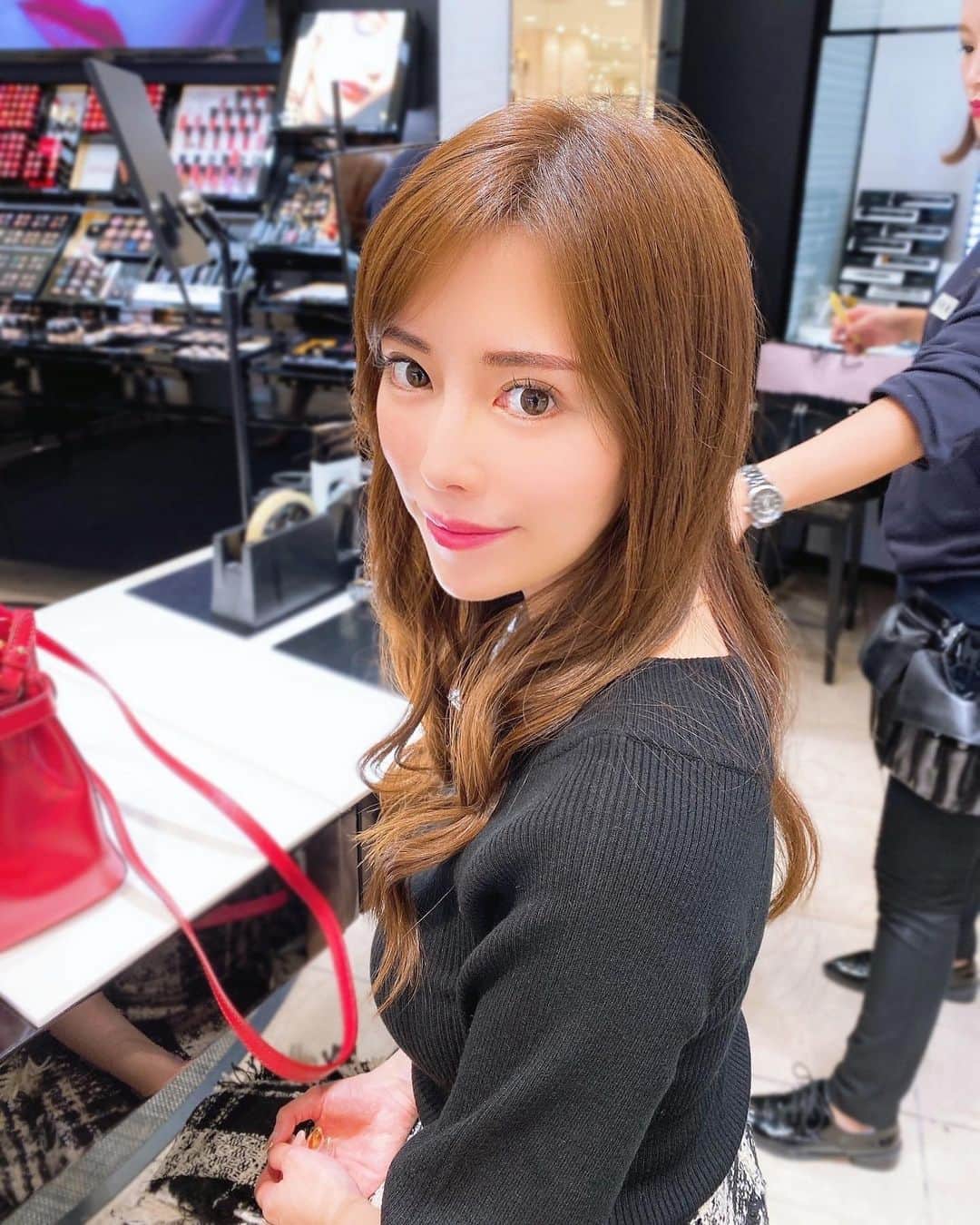 のインスタグラム：「今日は、 岩瀬 @kana_waldorf に選んでもらった、 自分のパーソナルカラーに合うコスメを購入したよ♬  リップとチークを変えるだけで、 1枚目や3枚目の写真のように華やかになります💄  見た目が濃くて自分なら選ばないようなカラーだけど、 付けてみるとしっくり💕  自分に合うカラーのコスメって重要だなって思った☺️ そして、とても良い友人を持ったなと思った（笑） ・ ・ ・ ・ ・ ・ ・ ・ ・ ・ ・ #シャネルコスメ#シャネル#CHANEL#シャネルリップ#パーソナルカラー診断#パーソナルカラー#顔タイプ診断#エレガント#顔分析メイク#骨格診断#綺麗になりたい#可愛くなりたい#大人可愛い#上品コーデ#可愛いは作れる#モデル#サロモ#エレガント#CLASSY#冬コーデ#秋冬コーデ#コーディネート#美人になりたい#綺麗#今日のコーデ#メイク#cosme#コスメ#メイクアップ#フォロワー募集中」
