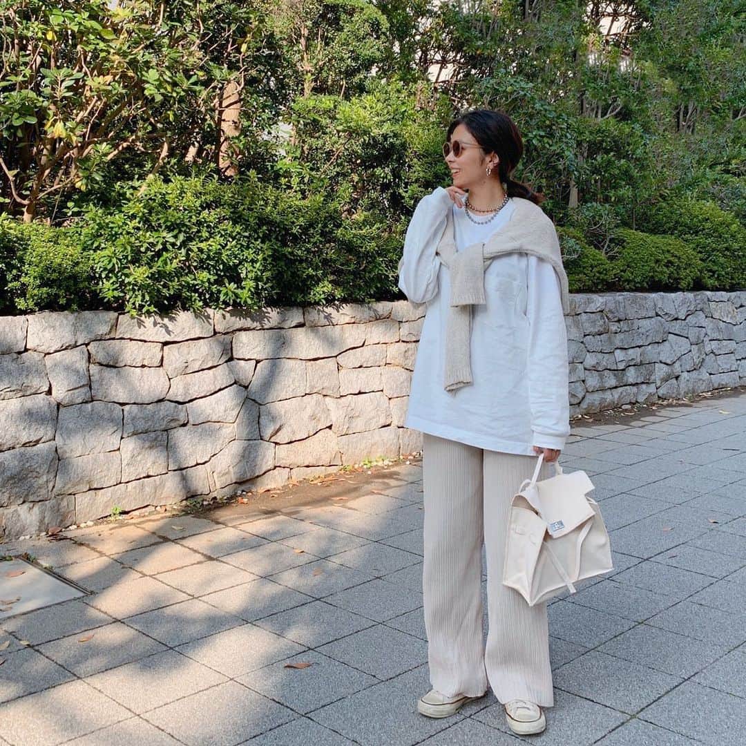 Sayakaのインスタグラム：「* White × Beige♡ ゆるっとリラックスコーデ☺️💓 . . #fashion #outfit #coordinate #ootd #simple #basic #casual #uniqlo #UNIQLOU #zara #maisonspecial #seajapan #converse #sayakascoordinate #今日の服 #コーディネート #コーデ #シンプル #シンプルコーデ #カジュアル #ユニクロ #ユニクロユー #ザラ #メゾンスペシャル #コンバース #ワントーンコーデ」