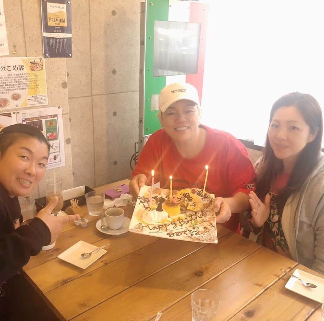 井上貴子のインスタグラム：「神取社長のお誕生日を 道場から近所の美味しいお店！  #PastaeVinoKei  にて  遠藤選手とスタッフと お祝いしたよーん^ ^  さてーーーーー。 みんな揃ったところでーーー。  4日は「YUJYO」の日。  定員まで数人だよ。  http://llpw-x.com  に詳しいことは書いてあるよー。 早いもん順なので スケジュール空いてて 時間もお金も 持ち合わせていて  あ。 アタシ もしかしたら 運が右肩上がりなの？？ と直感的にビビッときたら  すぐに申し込みしてね。  Happyで^ ^  #井上貴子  #LLPWX #女子プロレス #紅緒と柊音 #トイプードル #PastaeVinoKei #YUJYO #神取忍 #遠藤美月」