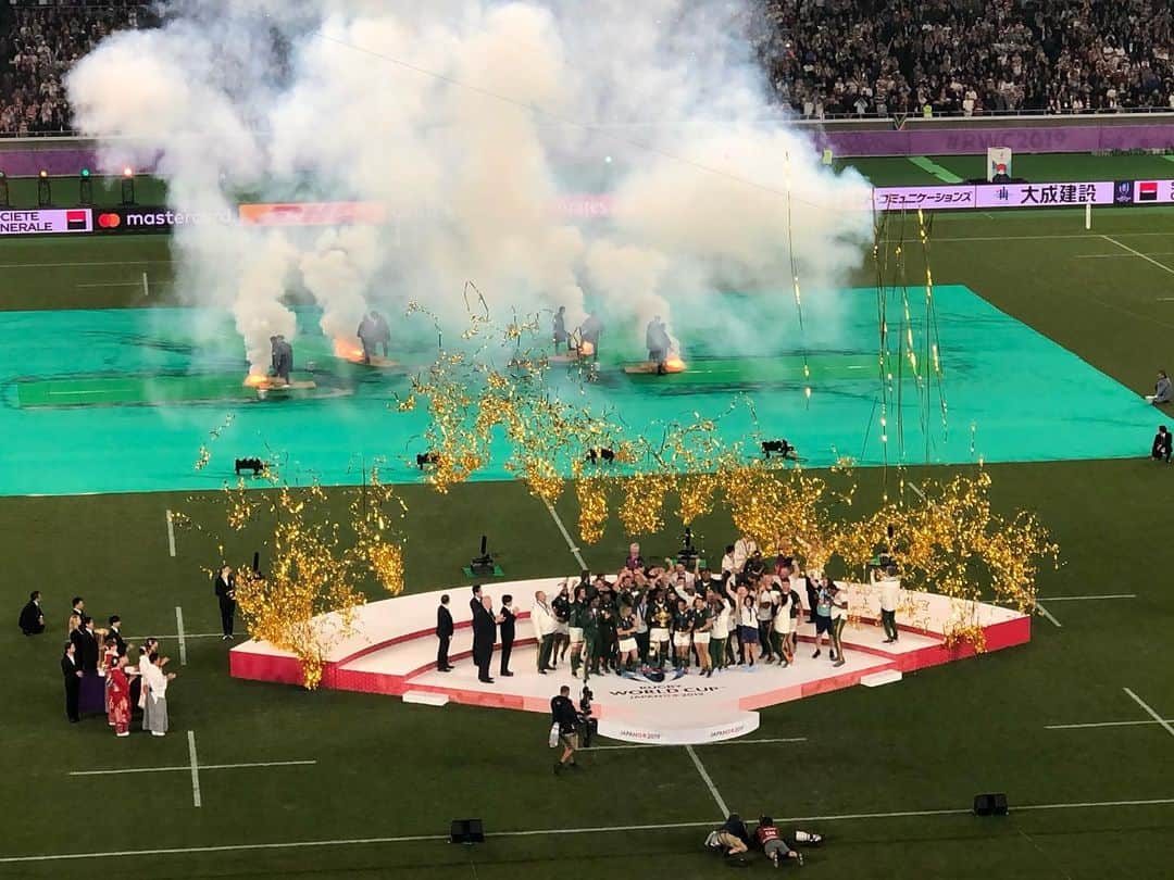 銀華水のインスタグラム：「44日間の戦いが終わった。  日本が唯一負けた、南アフリカの優勝‼️ ほんとに強かった〜  W杯開幕前はここまでのラグビーブームが起きるなんて予想してなかった。ラグビーW杯を目指して仕事をしてきたから、本当に嬉しい‼️ #rugby #RWC2019 #決勝戦　#southafrica #england  #bgmは馬と鹿」