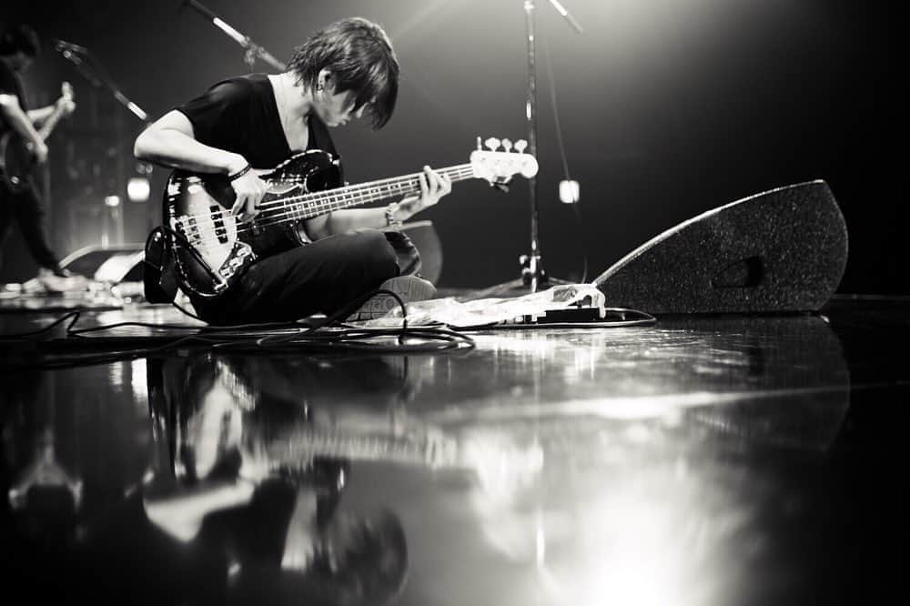 辻村勇太のインスタグラム：「BLUE ENCOUNT TOUR2019「B.E. with YOU」 @ Zepp Osaka Bayside Day 1.2  Photo by @hamanokazushi  #blueencount #bassist #bewithyou  #大阪2daysありがとう #おつとぅーっす」