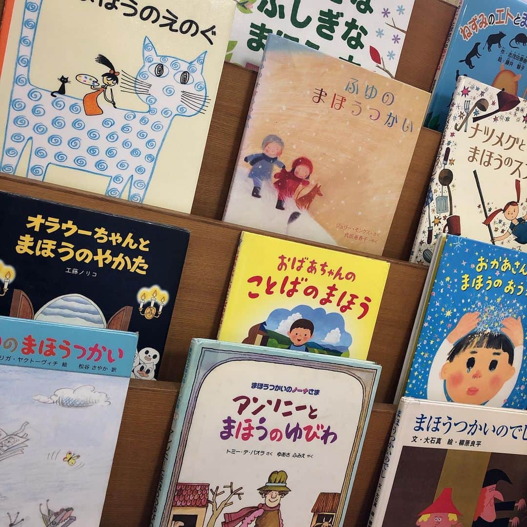 小泉エリのインスタグラム：「図書館に行ったらハロウィン仕様でまほうつかいの本がたくさん☺️💕 2歳の娘は『いないいないばぁ』の本を気に入って離さず･･･ 借りようと受付に行ったら、図書カードを家に忘れてまして借りられませんでした･･･ そら、文句言うよね･･･ ごめんね😅 #大人も読みたくなる #絵本たくさん #忘れ物には #気をつけます」