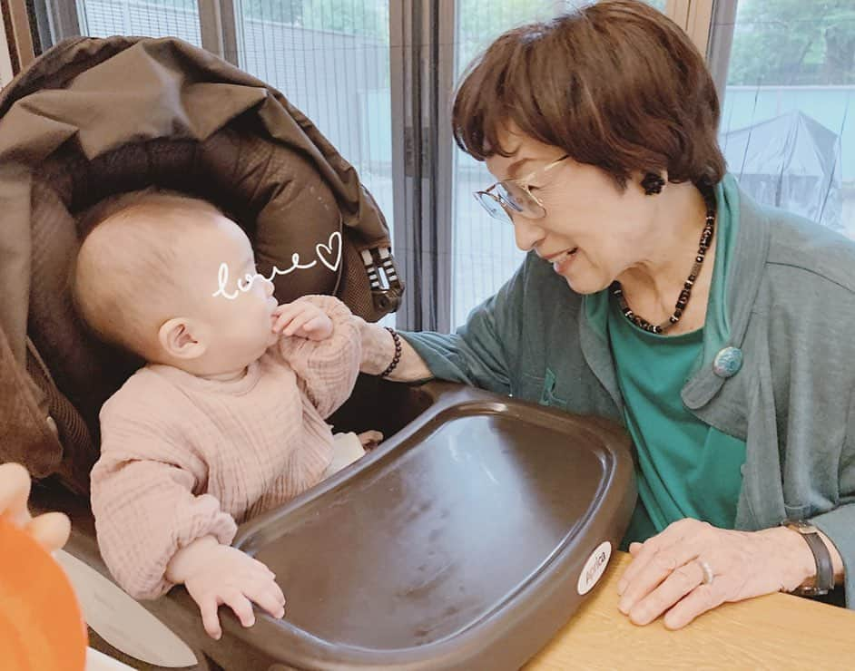 Remiさんのインスタグラム写真 - (RemiInstagram)「93years apart👣👶🏻👵🏻 久しぶりに上京した祖母が遊びに来てくれました。 「最近しわが増えておばあさんみたいになったのよ」と言う93歳(大正生まれ)、気持ちも美意識も私より全然若い👏✨ .  妹家族とも合流してお買い物や妹宅でくつろいだり丸一日賑やかに過ごしました。 ひ孫たちと遊びながら、「この子達が大きくなった姿を見たいよ」という祖母の言葉に胸がしめつけられました。. いつも品があり、周囲に感謝して、ポジティブでアクティブな自慢の祖母。 大好きなおばあちゃんがどうかずっと元気でいられますように。  #祖母 #93歳 #長生きしてね」11月2日 23時15分 - remi_912