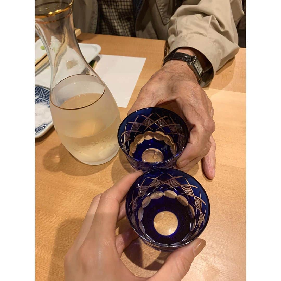 松島花さんのインスタグラム写真 - (松島花Instagram)「: おじいちゃんに会いに熊本に来ています☺️☺️ 日本酒飲んで顔がピンクのおじいちゃん🍶笑💕 たまに電話で話すけど、会うのは2年ぶりです✨ 92歳👏🏻元気そうで安心しました💓 #魚よし さんで美味しいお寿司を頂きました🍣🙏🏻 明日はおばあちゃんのお墓参りに行ってきます。 :  #母が熊本出身 です #おじいちゃん #92歳  #熊本 #kumamoto」11月2日 23時15分 - hana_matsushima_official