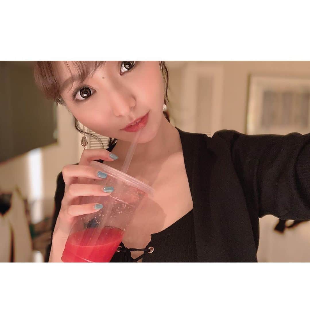 輝月あんりのインスタグラム：「我最喜欢的西瓜汁🍉💓礼物。 非常感谢你✨ #すいかジュース」