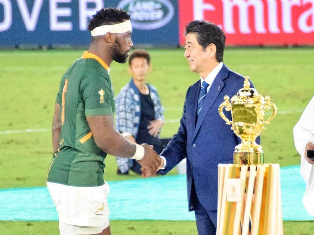 首相官邸さんのインスタグラム写真 - (首相官邸Instagram)「#安倍総理 からの#メッセージ 🏉 アジアで初めて、我が国で開催されたラグビーワールドカップが、本日、閉幕しました。日本代表の大活躍をはじめ世界の強豪たちの素晴らしいプレーに、日本中、世界中が魅了され、たくさんの感動と勇気をもらった一ヶ月半でした。選手の皆さん、スタッフの皆さん、そして、すべての関係者の皆さんに、心からの敬意と感謝の気持ちを申し上げます。ありがとうございました。 . #🇿🇦 #congratulations 🏆#rugby #rugbyworldcup #ラグビー #ラグビーワールドカップ #感動をありがとう #🏉 #oneforall #allforone #noside #ノーサイド @shinzoabe @rugbyworldcupjp」11月2日 23時29分 - kantei