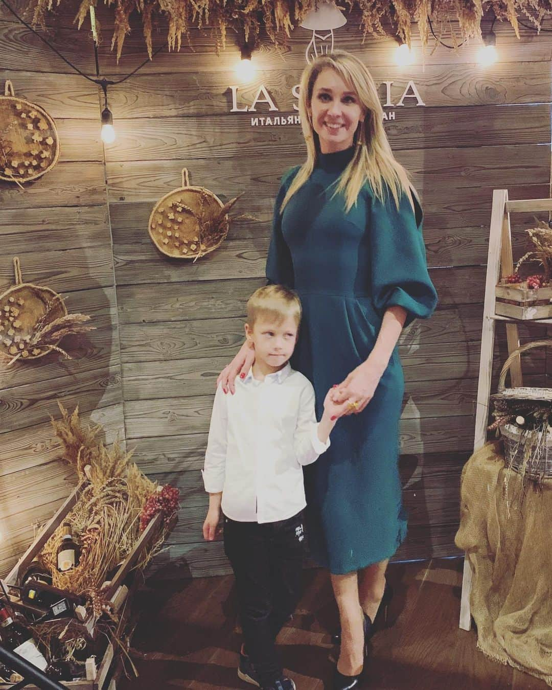 ナタリア・イーシェンコのインスタグラム：「👩‍👦#preparty #hb ❣️😘🎈🧸」