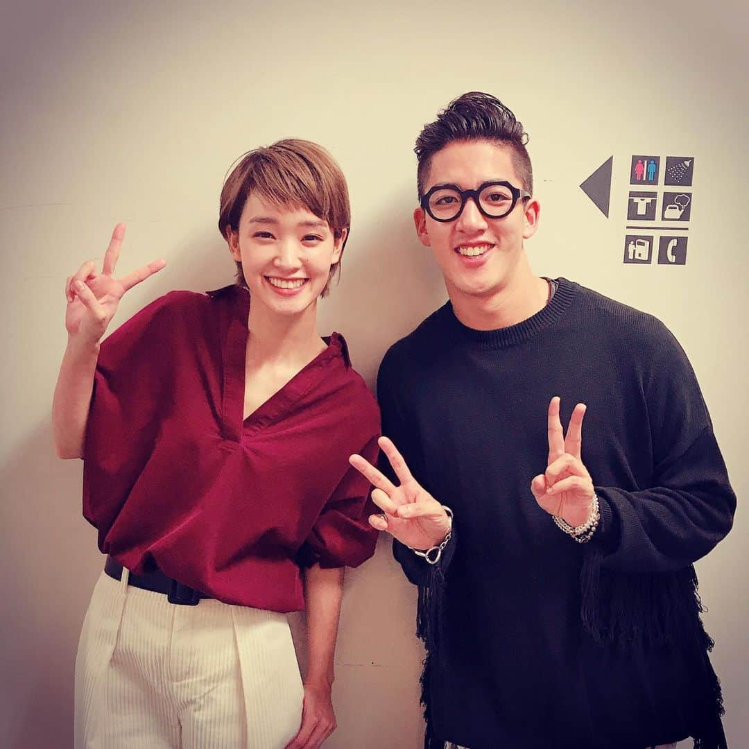 のインスタグラム：「*** 無事、初日迎えました！ そして千穐楽も迎えました！ 笑 朗読劇『ラヴ・レターズ』 1夜限りの幸せな時間でした。 メリッサでいられたこと。 観に来てくださった皆さまと 同じ時間を共有できたこと。  右近さんがアンディーでよかった 真っ直ぐに想いを届け続けてくれて… ずっとメリッサでいることができた。 ありがとうございました。  観に来て下さった皆さまも ありがとうございました。  また、やりたいなぁ‥♡ 『ラヴ・レターズ』は ４日まで続いています！ 出演者は毎日違いますので 気になった方はぜひ♡  #朗読劇 #ラヴレターズ #尾上右近 さん #新国立劇場小劇場」