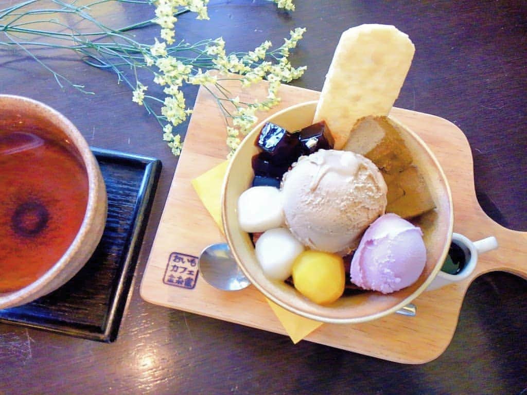 おいもカフェ金糸雀さんのインスタグラム写真 - (おいもカフェ金糸雀Instagram)「. ほうじ茶好きにオススメしたい『おいも鎌倉ほうじ茶パフェ』。 香ばしいほうじ茶アイスと、まさにお芋な紫芋アイスのハーモニーが味わえるパフェ♪ ほうじ茶味のわらび餅も味わえる鎌倉らしい和なほうじ茶スイーツです(^^) . #おいもカフェ金糸雀 #おいもカフェ #鎌倉 #小町通り#湘南 #神奈川#カフェ #鎌倉カフェ #湘南カフェ #神奈川カフェ#鎌倉スイーツ#鎌倉グルメ #鎌倉デート #鎌倉散歩 #鎌倉旅行 #パフェ #スイーツ #アイス #ほうじ茶 #ほうじ茶パフェ#ほうじ茶スイーツ #ほうじ茶アイス #かわいい #カフェ巡り #kamakura #shonan #cafe #sweets #kawaii #japan . 《おいもカフェ金糸雀》 営業時間：10:00-18:00(L.O.17:30) 定休日：水曜日 248-0006 神奈川県鎌倉市小町2-10-10 小町TIビル1F TEL：0467-22-4908」11月2日 23時30分 - oimocafekanaria