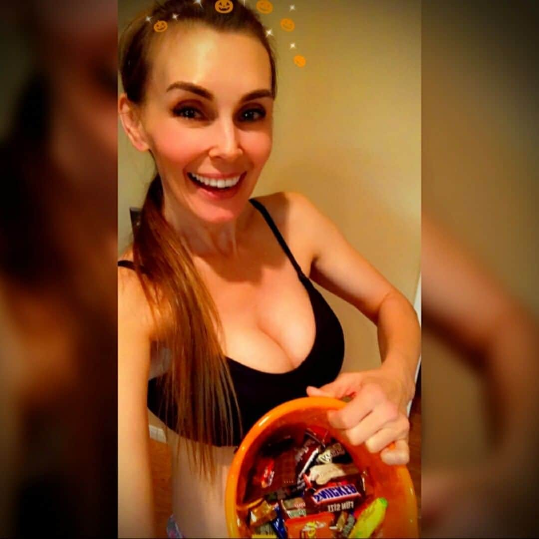 ターニャ・テイトさんのインスタグラム写真 - (ターニャ・テイトInstagram)「#livestream What’s your favourite candy / chocolate / sweet ? -  What treats do you go for when you fancy something sweet? What’s your all time favourite?  Do you prefer sweets or chocolate?  What is your favourite kind of chocolate, is it Dark, Milk or White, do you have a favourite brand? Do you know what my favourites are?.... -  Will you join me for a family friendly chat on #youtubelive #stream ? . . . . . . . -  You can join me here . . . 👉🏻 youtube.com/tanyatatetube 👈🏻 . . -  #tanyatate #queentanyatate #Candy #Chocolate #SweetTreats #HalloweenCandy #TreatTime」11月2日 23時32分 - tanyatate