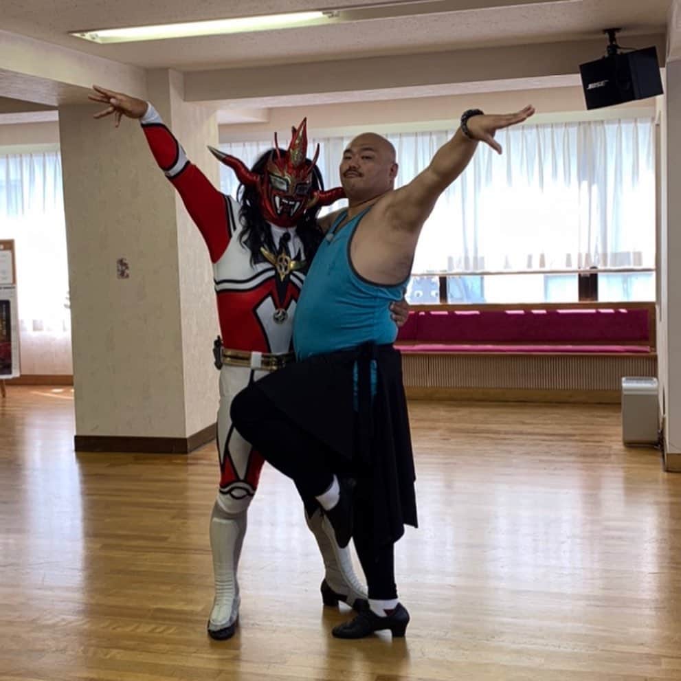 クロちゃんさんのインスタグラム写真 - (クロちゃんInstagram)「由美先生、久しぶりのレッスンありがとうございました！ 社交ダンスは、やっぱり楽しいしん！ ライガー先輩は、体の使い方のプロなので覚えるの早かったしんよー！  #社交ダンス　#ライガー #クロちゃん　 #由美先生」11月2日 23時32分 - kurochandesuwawa