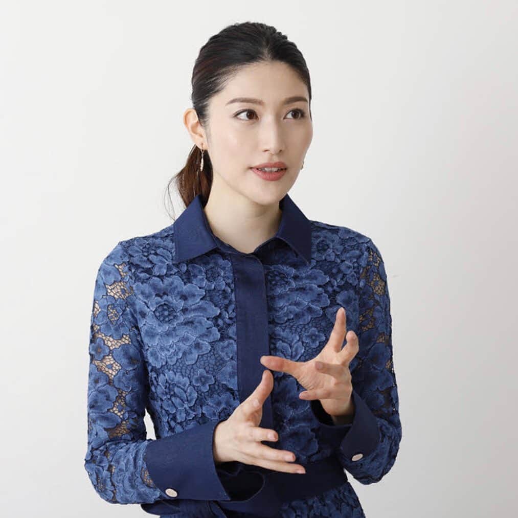 櫻井麻美のインスタグラム：「美人オーラの作り方って？プロが教える"美しくなる歩き方"と"美しく見える歩き方" @cosmeダイエットに記事が掲載されています🤗 ・ https://www.cosme.net/diet/article/I0017638 プロフィールの@cosmeブログのリンクからも見られます。是非ご覧ください✨ ・ ・ #美人オーラ #美しくなる歩き方 #美しく見える歩き方 #ウォーキング #ダイエット」