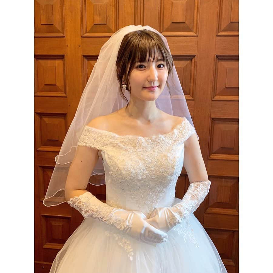 加藤一華さんのインスタグラム写真 - (加藤一華Instagram)「. 👰💐💍⛪️✨ じゃーーんっ！ 晴れ姿のなるがこんな早く見れるなんて… すっごく変な感じぃぃぃ😭笑笑 ドラマの中とはいえ、感動していた🥺 . ウェディングドレスってこんなに 女の子の魅力を引き出してくれるんだね… 素敵すぎぃ！！！😭😭😭 なかなかない機会だし、綺麗すぎるし、 みんなに届けなくては！とはりきって スチールカメラマンしてた😭📸💓 . リョウケン監督最新作、 ドラマ「消えない約束」見てね✨ . #いちかめら #いちなる #wedding #weddingdress #消えない約束 #ドラマ #YouTube #ボンボンTV #カメラマン #photographer #ウェディングドレス」11月2日 23時50分 - ichika_kato