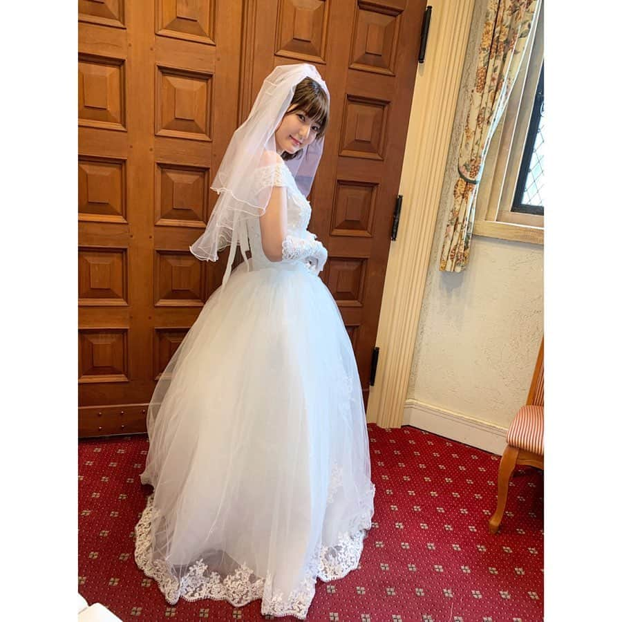 加藤一華さんのインスタグラム写真 - (加藤一華Instagram)「. 👰💐💍⛪️✨ じゃーーんっ！ 晴れ姿のなるがこんな早く見れるなんて… すっごく変な感じぃぃぃ😭笑笑 ドラマの中とはいえ、感動していた🥺 . ウェディングドレスってこんなに 女の子の魅力を引き出してくれるんだね… 素敵すぎぃ！！！😭😭😭 なかなかない機会だし、綺麗すぎるし、 みんなに届けなくては！とはりきって スチールカメラマンしてた😭📸💓 . リョウケン監督最新作、 ドラマ「消えない約束」見てね✨ . #いちかめら #いちなる #wedding #weddingdress #消えない約束 #ドラマ #YouTube #ボンボンTV #カメラマン #photographer #ウェディングドレス」11月2日 23時50分 - ichika_kato