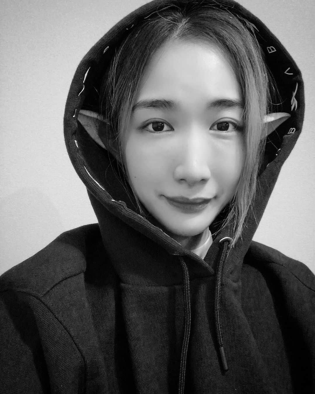 中嶋イッキュウのインスタグラム：「あたちの体調不良でハロウィンパーティーが延期になった。 3日間ずっと横になってた。 今日は縦になってた。 みんなの衣装無駄にしないため、中嶋家のはろうぃんはこれから。 これは吉田さんにヨー(シ)ダになってもらうために買っておいた付け耳。 必ず吉田さんの耳につける。 その日まで  心配してくれたみんなさんほんとうにありがとう 飛ばしてしまったお仕事ごめんなさい 気持ちの差し入れ、とても効きました」
