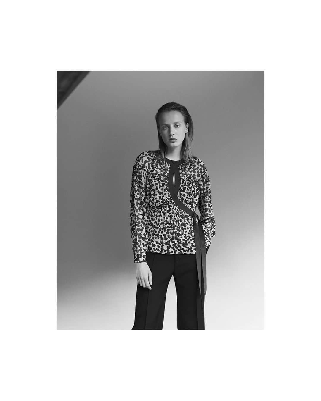 ニコルファリさんのインスタグラム写真 - (ニコルファリInstagram)「IMPRESSIONISTS ANIMAL PRINT  Enveloped in an exclusive abstract animal print, the ODETTE wrap blouse is the sartorial choice for this season.  #NicoleFarhi #AW19 #Blouse #Silk」11月3日 0時01分 - nicolefarhi