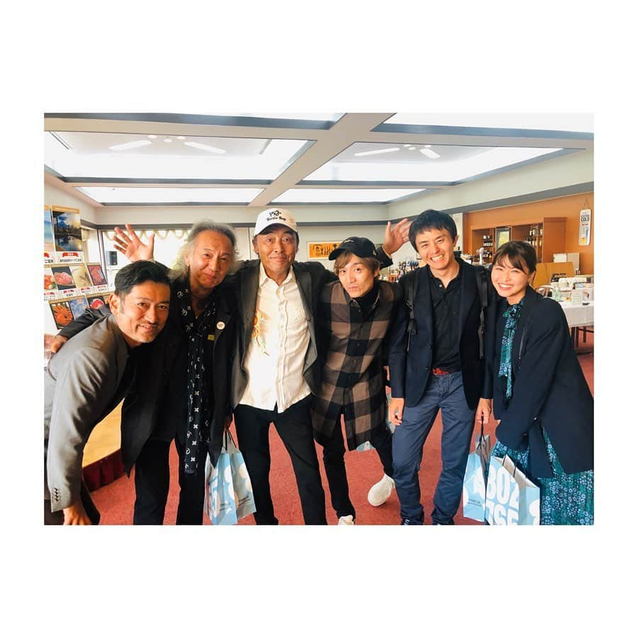 三原勇希さんのインスタグラム写真 - (三原勇希Instagram)「年に一度の #FM802 FUNKY GOLF COMPETITION🏌️‍♀️🏆🌿 11月とは思えぬ快晴で、半袖でプレーする人も多数、最高のゴルフ日和でした✨ 年齢も身分も関係なく、一緒に楽しめるゴルフが好き☺️今年開局30周年のFM802と繋がりの長い方とても多くて、ここでしか会えないけど実はとてもお世話になっている人達もいるので、やっぱりゴルフやっててよかった！ 写真はFM802&COCOLOの先輩方と、レミオロメンの神宮司治さんと、このコンペに欠かせないCharさんと。昨年一緒に回らせてもらったCharさん、たわいない会話の内容まで覚えてて下さって、驚愕&嬉しい🥺」11月3日 0時17分 - yuukimeehaa